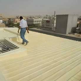 عامل يقوم بعزل سطح شينكو