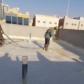 عمال يقومون بعزل سطح مبلط